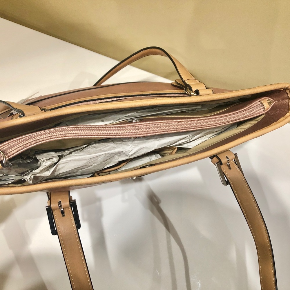New Giani Bernini Saffiano Bag (Store Return) - Picture 9 of 12